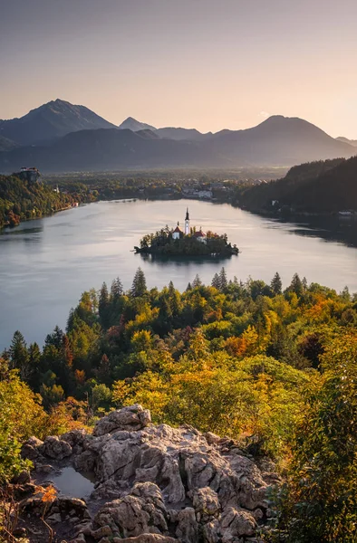 Slovenya 'nın rengarenk sonbahar yapraklarıyla kaplı Bled Gölü' ndeki manzara gündoğumu — Stok fotoğraf