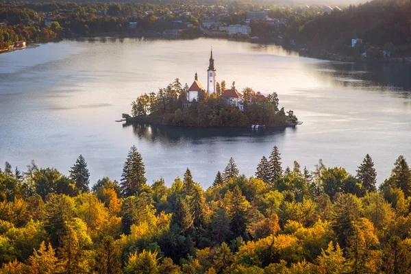 Kleurrijk landschap uitzicht op en eiland en Lake Bled met colorfu — Stockfoto