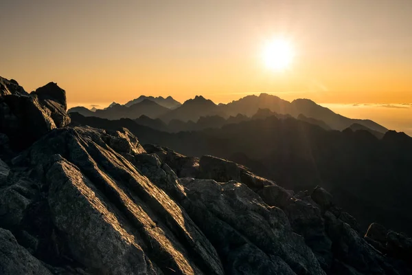 Słońce wschodzące nad pięknymi górami i chmurami w Tatrach Wysokich — Zdjęcie stockowe