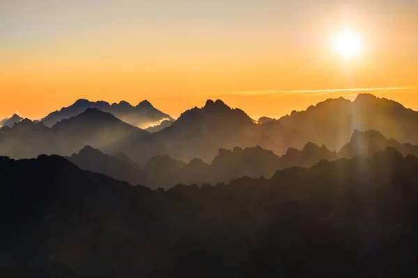 Slunce vychází nad krásnými mlhavými vrstvami hor, Vysoké Tatry — Stock fotografie