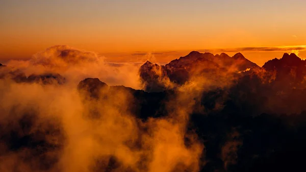 Panoramic landscape view of colorful clouds and mountains at sun — ストック写真