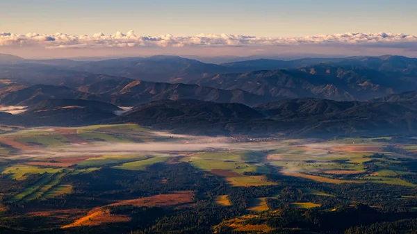 Tarlaların, çayırların ve dağların panoramik renkli manzarası, H — Stok fotoğraf