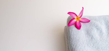 güzel pembe yaprak çelenk arka plan üzerinde havlu