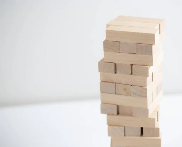 Jenga Kulesi masada beyaz zemin üzerine