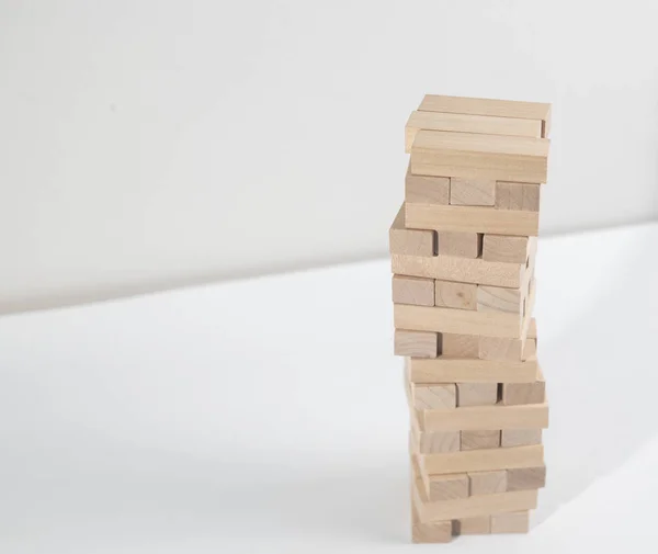Jenga Kulesi masada beyaz zemin üzerine çöker
