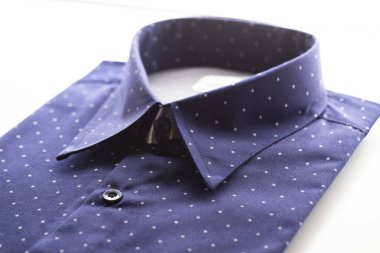 Beyaz arka plan üzerinde koyu mavi gömlek