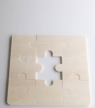 ahşap arka plan üzerinde bulmacalar. Kavram iş. Fikir: bir takım içinde çalışma. Yakın çekim.