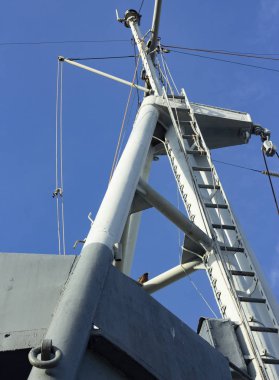 mavi gökyüzü ile savaş gemisinin dış görünümü