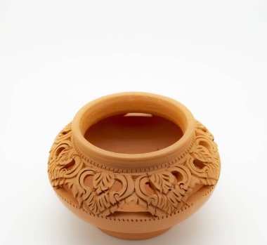 küçük kahverengi toprak kap yerel deseni ile izole beyaz arka plan üzerinde