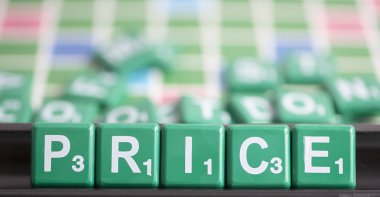 mektup yeşil scrabble yazım kelime fiyat. Ürünün fiyatı temelde bir müşteri için zevk için ödediği miktardır. Fiyat pazarlama karışımı tanımı çok önemli bir bileşenidir.