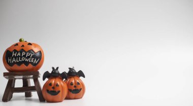 Cadılar Bayramı 31 Ekim gecesi, tüm azizler günü ', yaygın olarak ünlü kostüm elbise ve şeker istemek çocuklar tarafından veya diğer arifesinde kapıdan kapıya davranır.