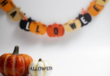 Cadılar Bayramı 31 Ekim gecesi, tüm azizler günü ', yaygın olarak ünlü kostüm elbise ve şeker istemek çocuklar tarafından veya diğer arifesinde kapıdan kapıya davranır.