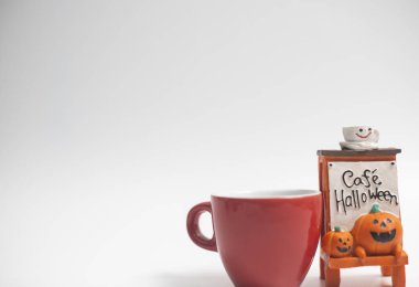 Cadılar Bayramı 31 Ekim gecesi, tüm azizler günü ', yaygın olarak ünlü kostüm elbise ve şeker istemek çocuklar tarafından veya diğer arifesinde kapıdan kapıya davranır.