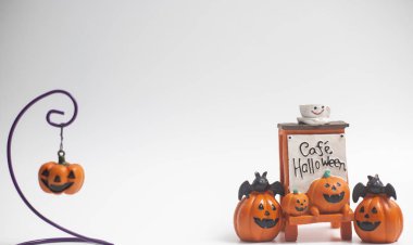 Cadılar Bayramı 31 Ekim gecesi, tüm azizler günü ', yaygın olarak ünlü kostüm elbise ve şeker istemek çocuklar tarafından veya diğer arifesinde kapıdan kapıya davranır.