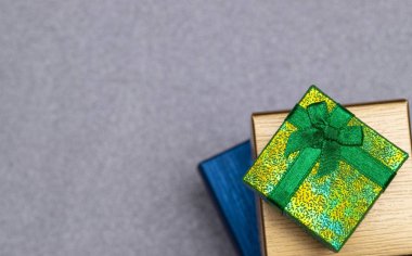 Noel süsleri, şirin kutuları hediye iyi felling göndermek için kopya alanı beyaz zemin üzerine 