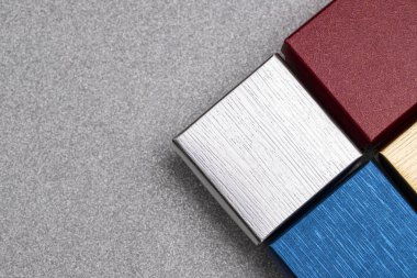 Noel süsleri, şirin kutuları hediye iyi felling göndermek için kopya alanı beyaz zemin üzerine 