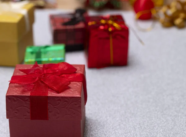 Karácsonyi Díszek Aranyos Dobozok Ajándék Példányt Hely Küldeni Kivágását Fehér — Stock Fotó