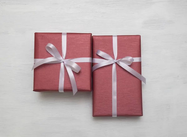 Zwei Rote Geschenkbox Mit Weißem Band Isoliert Auf Weißem Hintergrund — Stockfoto