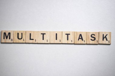 Beyaz arka plan üzerinde iş kavramı ahşap kahverengi mektupta scrabble