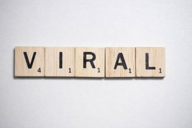 Beyaz arka plan üzerinde iş kavramı ahşap kahverengi mektupta scrabble