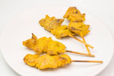 beyaz di fıstık sosu ve sirke ile ızgara domuz satay