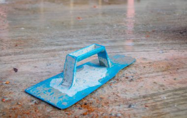 mavi Sıva iş başında. Çimento üzerine sıva uygulaması