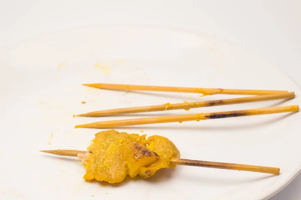 Grilled pork satay with peanut sauce and vinegar on the white di — Stock Photo, Image