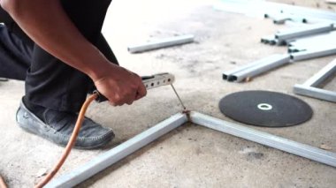 İşçi, oksiasetilen kullanır. Yapması çok zor olan şeyi yapar. Ve güzel bir işçidir.