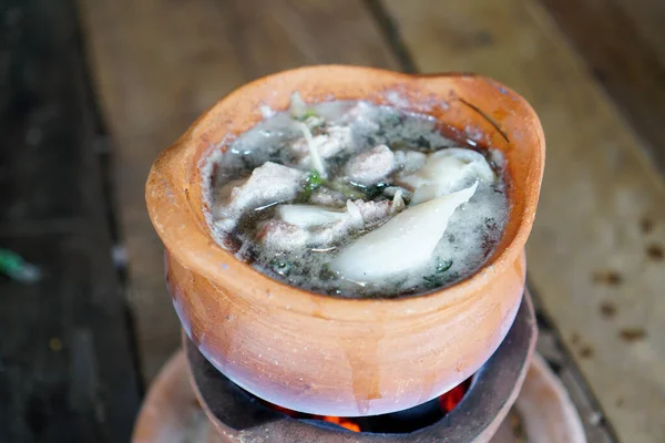 Tenceresinde biraz yiyecek olan toprak güveç.