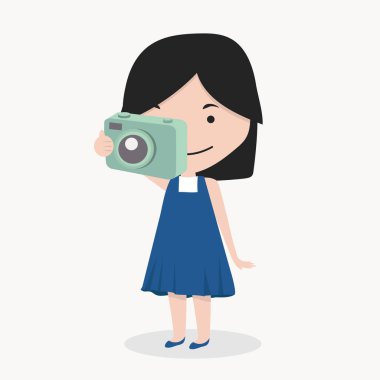 Küçük kız almak bir fotoğraf gülümseyen