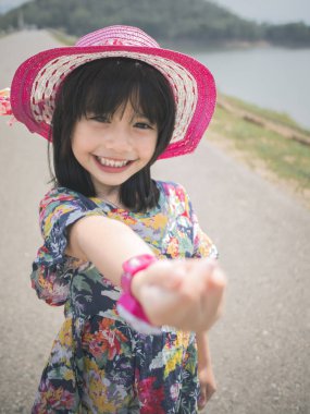  kız mini kalp şeklinde parmak yaptı