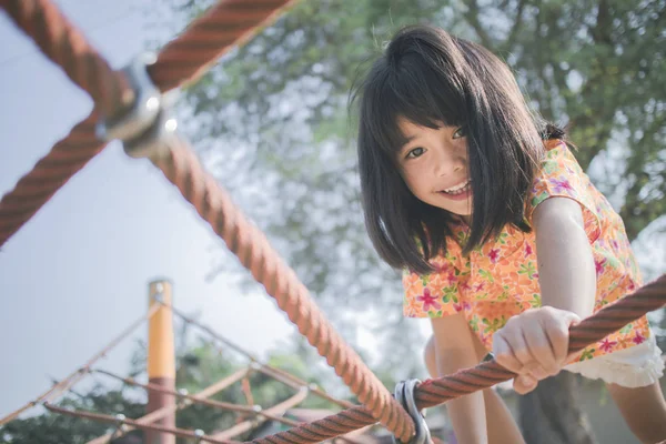 Menina Subindo Parque Infantil — Fotografia de Stock