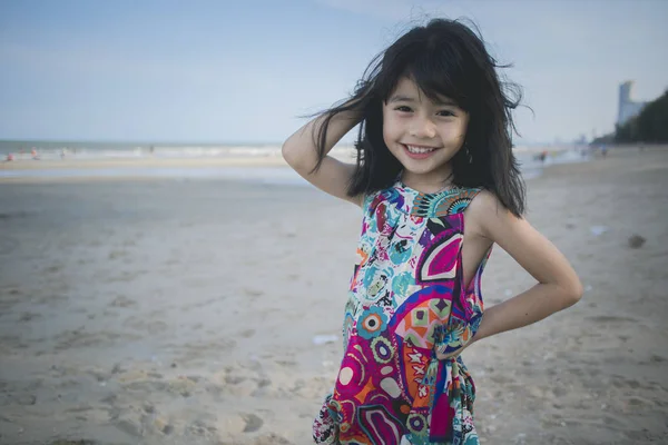 Πορτραίτο Μικρό Κορίτσι Στην Παραλία — Φωτογραφία Αρχείου