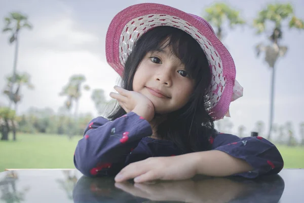 Portrit Του Μικρού Κοριτσιού Καπέλο Στο Χωράφι — Φωτογραφία Αρχείου