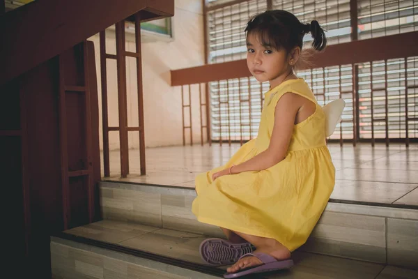 Retrato Uma Menina Triste Vestindo Vestido Sentado Escada — Fotografia de Stock