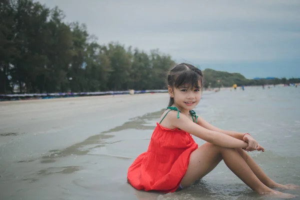 Uma Menina Senta Brincando Com Areia Praia — Fotografia de Stock
