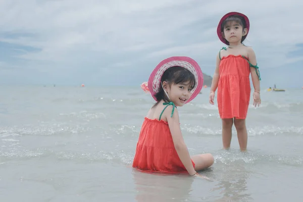 Crianças Brincando Praia Com Chapéu — Fotografia de Stock