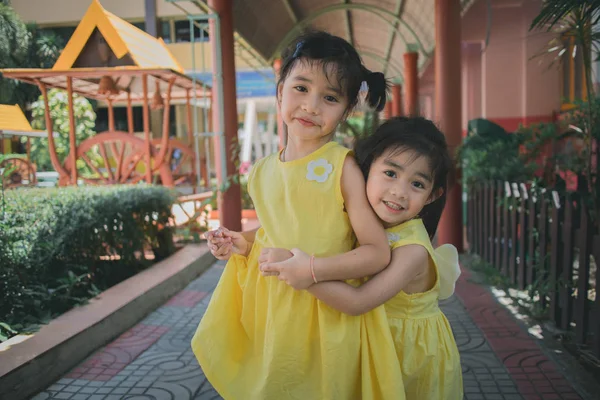 Duas Meninas Abraçando Uma Outra Com Amor — Fotografia de Stock