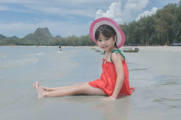 Menina Sentar Brincando Com Areia Praia — Fotografia de Stock