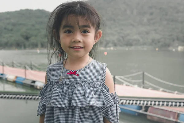 Niña Niña Moda Posando Aire Libre — Foto de Stock