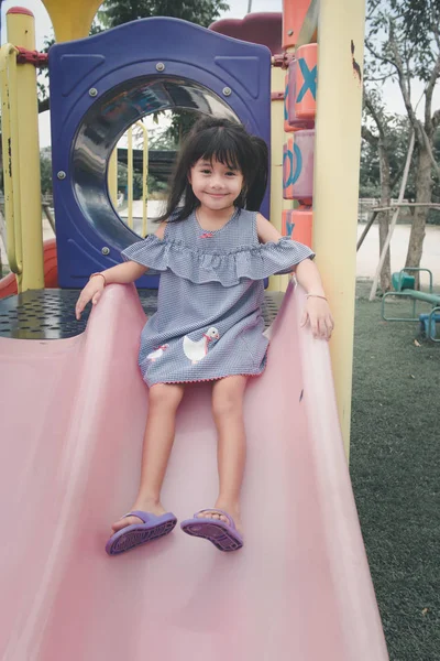 Маленькая Девочка Развлекается Детской Площадке Открытом Воздухе — стоковое фото