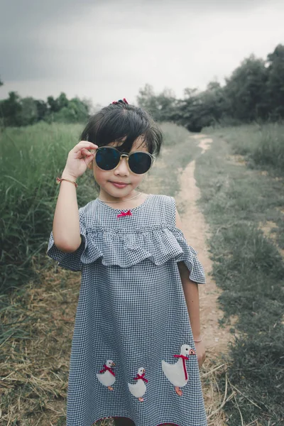 Menina Com Óculos Sol — Fotografia de Stock