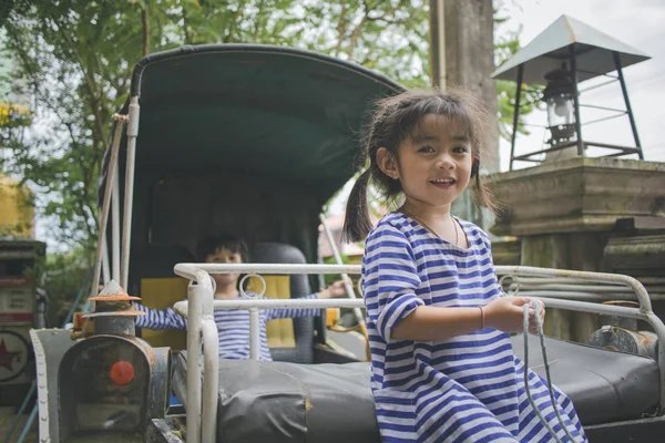 Sonrisa Los Niños Sentado Carro Caballos —  Fotos de Stock