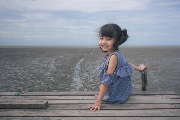 Niña Sentada Puente Madera Frente Lago — Foto de Stock