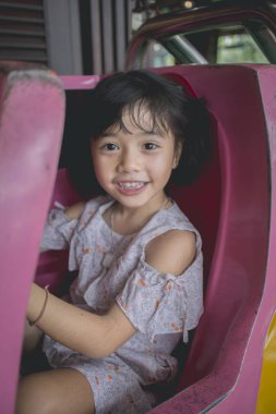 yakın küçük kız oyuncak araba sürmeyi öğrenir