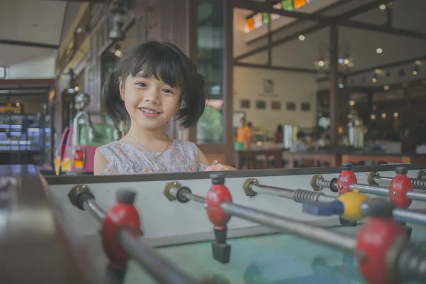 Sorrindo Menina Jogando Futebol Mesa — Fotografia de Stock