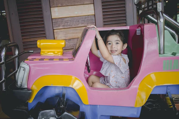 Criança Aprende Dirigir Carro Brinquedo — Fotografia de Stock