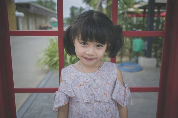 漂亮微笑的小女孩的肖像 — 图库照片