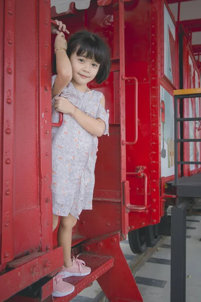 微笑可爱的小女孩与火车 — 图库照片