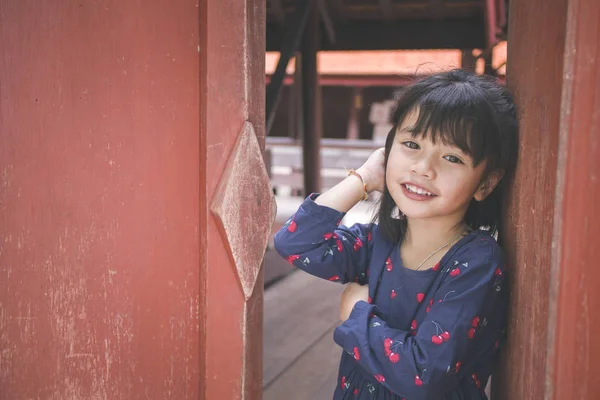 Ευτυχισμένο Μικρό Κορίτσι Πορτρέτο Στην Πόρτα — Φωτογραφία Αρχείου